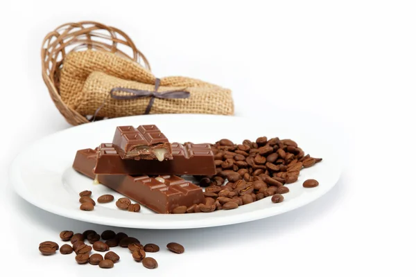 Chocolate y granos de café en saqueo . — Foto de Stock