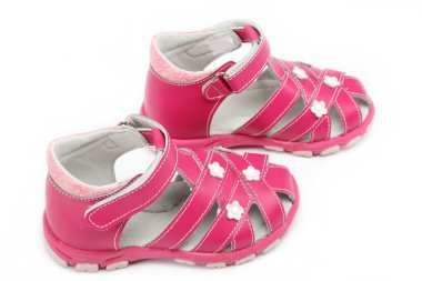 Beyaz arka plan üzerinde izole pembe çocuk sandalet.