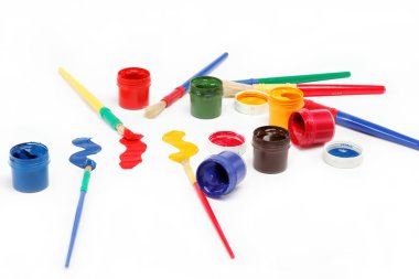 Fırçalar ve boya beyaz bir arka plan üzerinde izole.