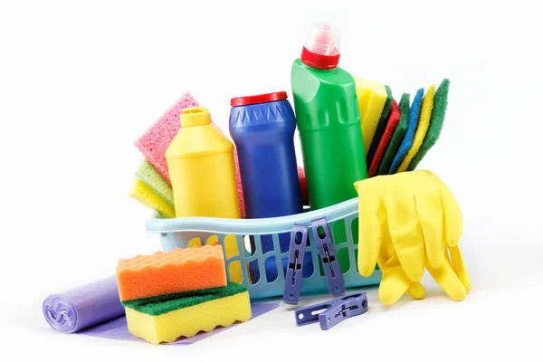 Waschmittelflaschen, Gummihandschuhe und Reinigungsschwamm auf einem weißen — Stockfoto