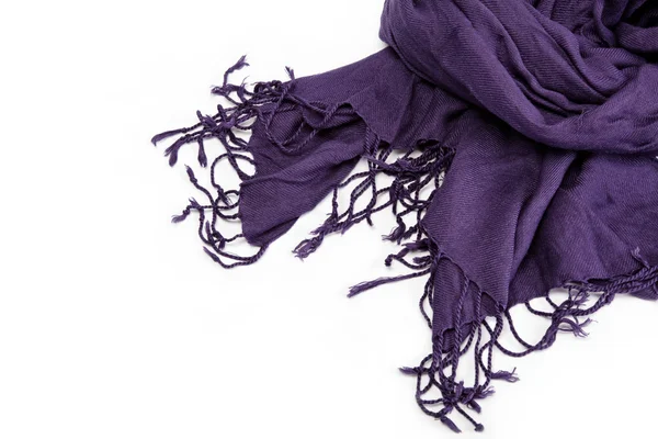 Фиолетовый шарф с кисточками, изолированный на белом фоне . — стоковое фото