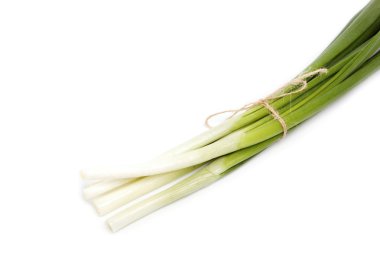 Beyaz arka plan üzerinde izole bir taze yeşil soğan demet.