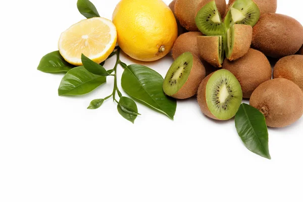 Fruta fresca. Kiwi y limón aislados sobre un fondo blanco . —  Fotos de Stock