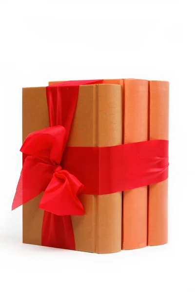 Libro come regalo. Una pila di libri su sfondo bianco . — Foto Stock