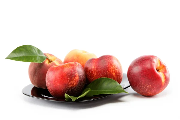 Verse perziken en nectarines in een mand geïsoleerd op een witte bac — Stockfoto