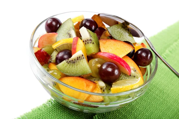Salată de fructe proaspete pe o pânză verde . — Fotografie, imagine de stoc