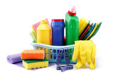 deterjan şişeleri, plastik eldiven ve bir beyaz temizlik sünger