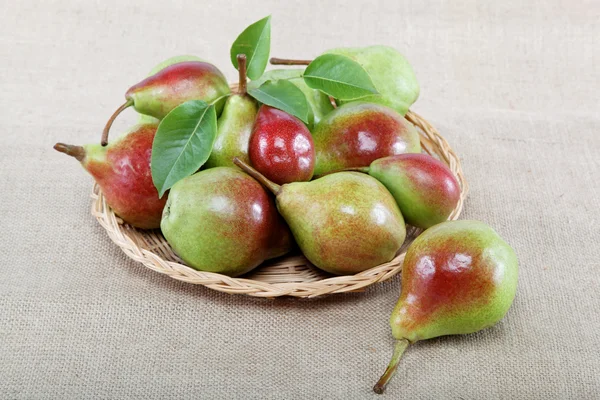 Pera di frutta isolata sulla tela . — Foto Stock