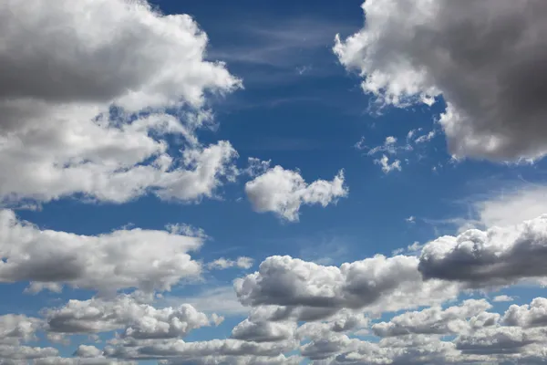 Голубое небо с облаками вблизи — стоковое фото