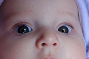 güzel bir kız bebek yakın çekim portre.