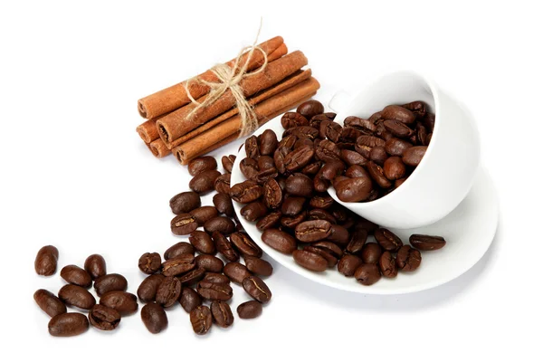 Kopje met koffiebonen geïsoleerd op witte achtergrond. — Stockfoto