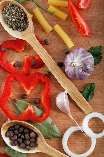 Groenten en specerijen op houten tafel. — Stockfoto
