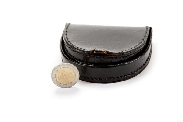 Schwarzes Portemonnaie und 1-Euro-Münze isoliert auf weißem Hintergrund. — Stockfoto