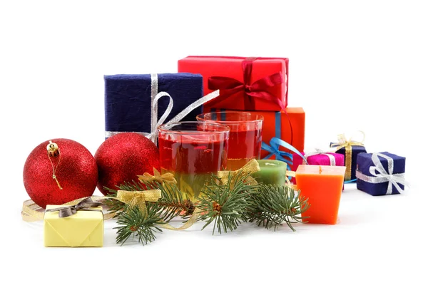 Weihnachtsdekoration und Geschenktüten, isoliert auf weißem Hintergrund — Stockfoto