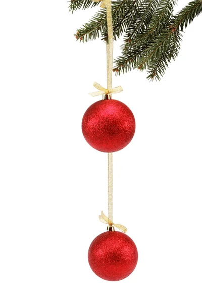 Palle di Natale su ramo di abete isolato sullo sfondo bianco . — Foto Stock