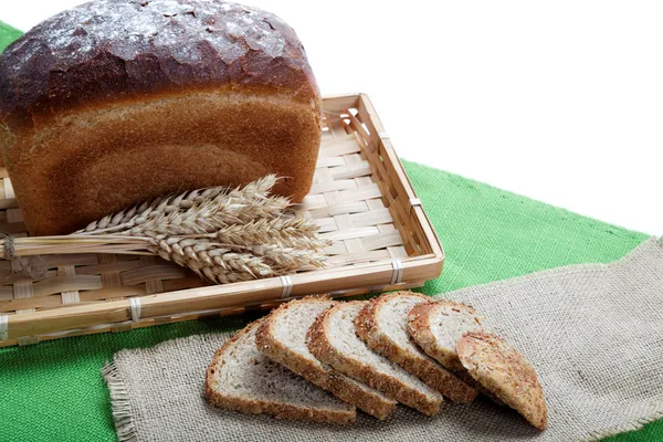 Свежий хлеб с колосьями пшеницы на холсте . — стоковое фото
