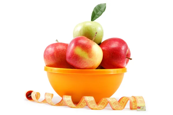 Свежие яблоки в миске и измерительная лента, изолированная на белой спине — стоковое фото