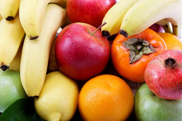 Frutas frescas aisladas sobre un fondo blanco. Conjunto de diferentes fr — Foto de Stock