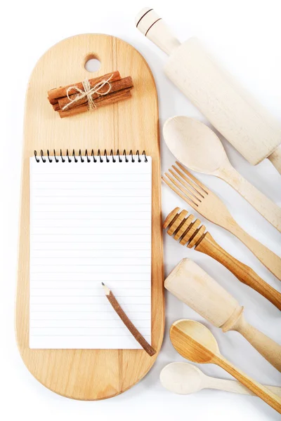 Cuaderno para recetas, utensilios de cocina y canela en bo de madera —  Fotos de Stock