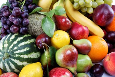 Beyaz bir arka plan üzerinde izole meyve. dizi farklı fr