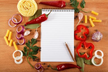 yemek tarifleri, sebze ve baharat üzerine ahşap masa için defter.