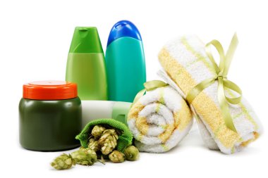 havlular, sabunlar ve şerbetçiotu ile Spa ya da banyo kavramı.