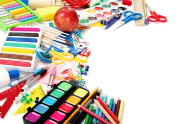 Beyaz bir ofis ve öğrenci aksesuarları. geri okul concep