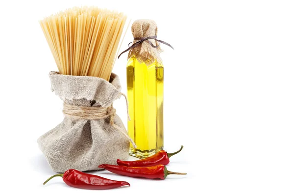 Pasta's, rode peper en olijfolie op witte achtergrond. — Stockfoto