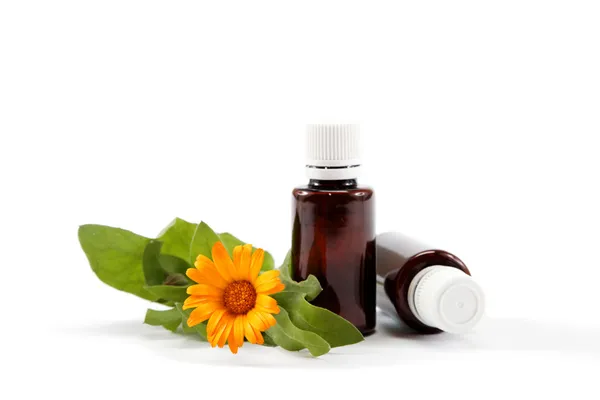 Farmaci e fiori di calendula isolati su sfondo bianco . — Foto Stock