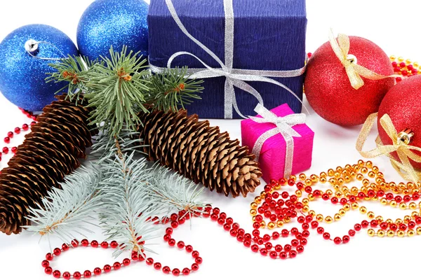 Vánoční dekorace a dárky na bílém pozadí — Stock fotografie
