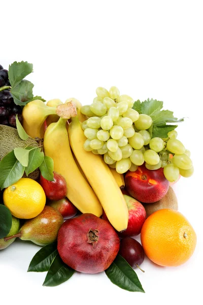 Sada různých druhů čerstvého ovoce na bílém pozadí. — Stock fotografie