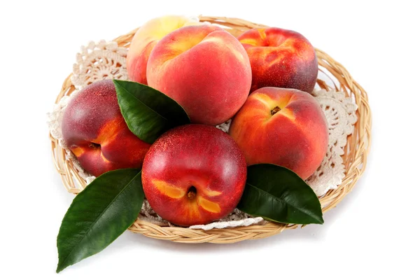 Buah persik dan nektarin segar dalam keranjang yang terisolasi pada kulit putih — Stok Foto