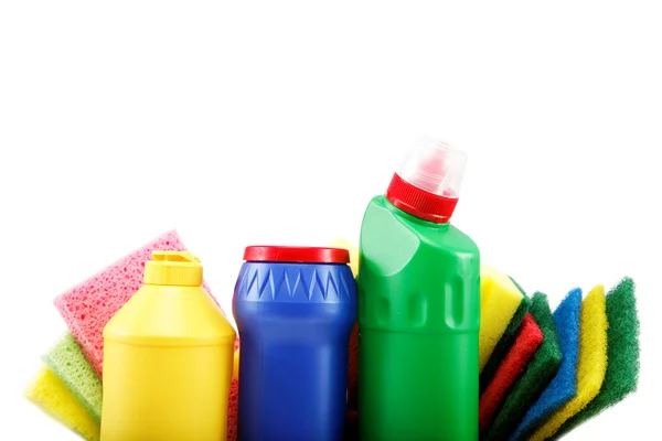 Waschmittelflaschen, Gummihandschuhe und Reinigungsschwamm auf einem weißen — Stockfoto
