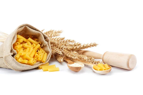 Pasta en una bolsa de lona y oreja sobre fondo blanco . — Foto de Stock