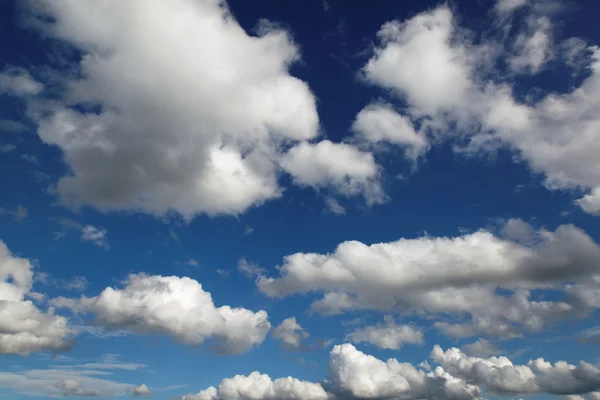 Ciel bleu avec nuages gros plan — Photo