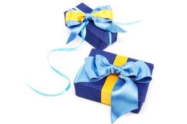 beyaz zemin üzerinde hediye paketleri.