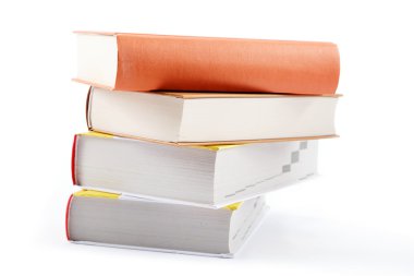 Beyaz arkaplanda bir yığın kitap.