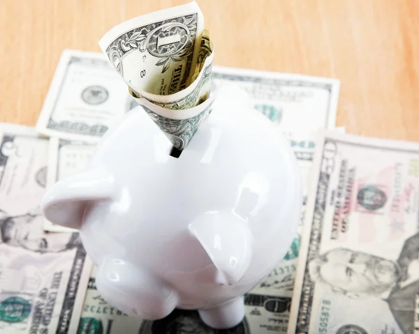 Sparschwein mit amerikanischen Dollarscheinen. — Stockfoto