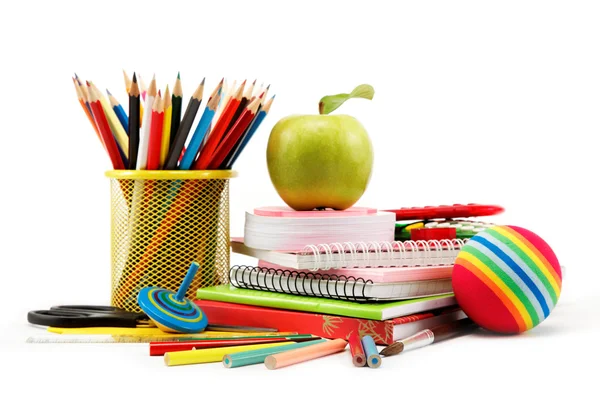 Material escolar e de escritório sobre fundo branco. De volta à escola . — Fotografia de Stock