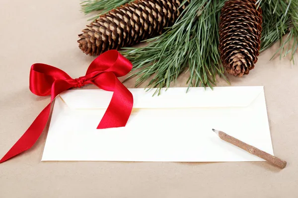 Weihnachtsdekoration, ein Rohling und ein Bleistift zum Gratulieren. — Stockfoto