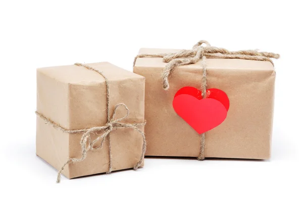 Ročník dárek s červeným valentine srdce izolovaných na bílém pozadí — Stock fotografie