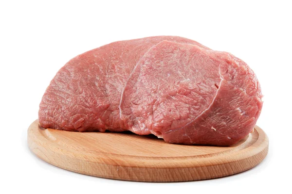 Carne cruda su un tagliere di legno isolato su sfondo bianco . — Foto Stock