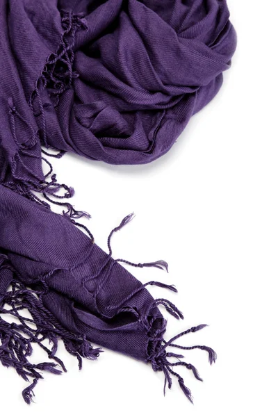 Foulard violet avec glands, isolé sur fond blanc . — Photo