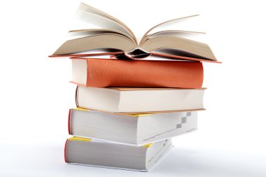 Beyaz arkaplanda bir yığın kitap.