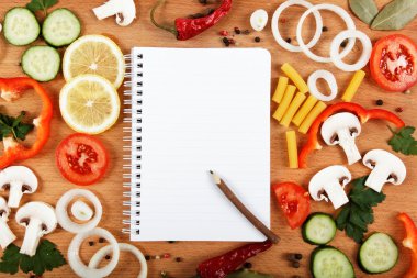 yemek tarifleri, sebze ve baharat üzerine ahşap masa için defter.