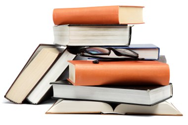 Beyaz arkaplanda bir yığın kitap.