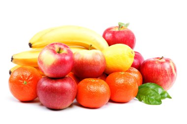 Beyaz bir arka plan üzerinde izole taze narenciye.