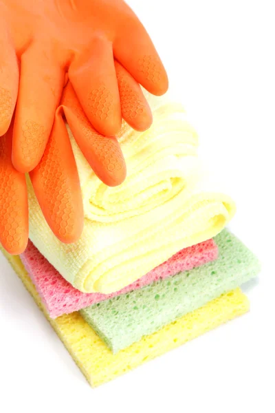 Λαστιχένια γάντια και έναν καθαρισμό σφουγγάρια σε λευκό φόντο. — Φωτογραφία Αρχείου