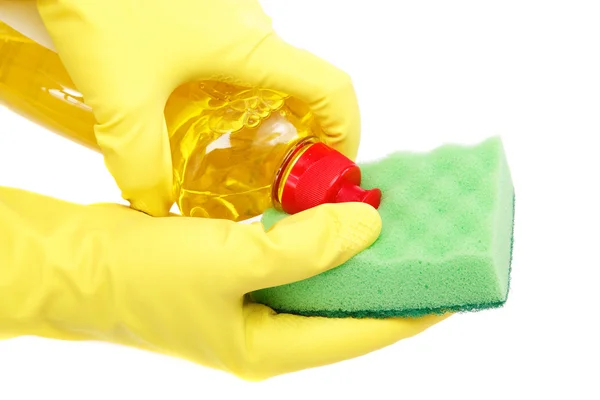 Manos en guantes de goma con una botella de detergente y esponja — Foto de Stock