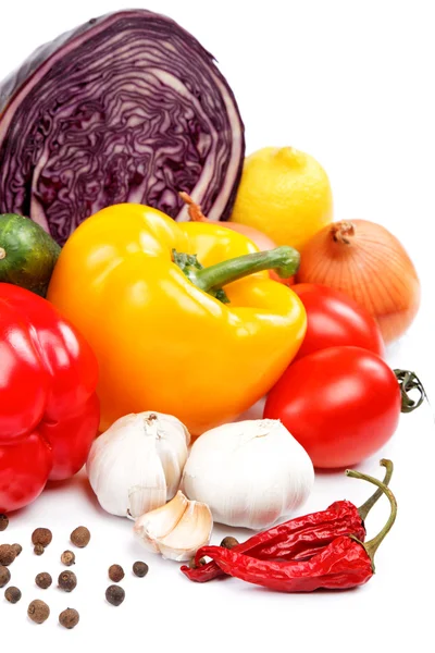Hälsosam mat. färska grönsaker på en vit bakgrund. — Stockfoto